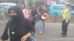 Personel Polsek Cikupa Laksanakan Pengaturan Lalu Lintas Sore Hari, Wujudkan Kamseltibcar Lantas yang Kondusif Personel Polsek Cikupa Laksanakan Pengaturan Lalu Lintas Sore Hari, Wujudkan Kamseltibcar Lantas yang Kondusif