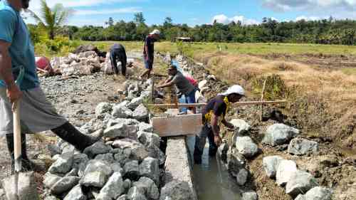 Perkuat Ketahanan Pangan, Kodim 1505/Tidore Bersama Warga Bangun Irigasi Perkuat Ketahanan Pangan, Kodim 1505/Tidore Bersama Warga Bangun Irigasi