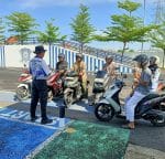 Pagi di Tuban Berubah Jadi Ruang Diskusi, Polantas Tuban Dikelilingi Warga yang Cari Solusi SIM