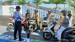 Pagi di Tuban Berubah Jadi Ruang Diskusi, Polantas Tuban Dikelilingi Warga yang Cari Solusi SIM Pagi di Tuban Berubah Jadi Ruang Diskusi, Polantas Tuban Dikelilingi Warga yang Cari Solusi SIM