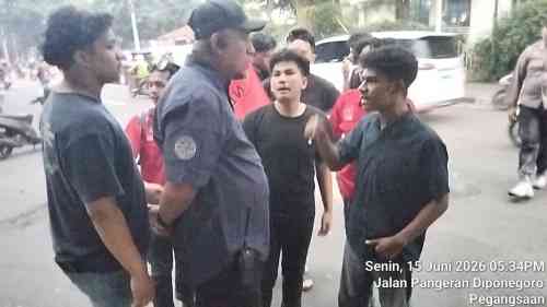 Pembakaran Ban Saat Demo LMND Ganggu Jalur Darurat, Sopir Ambulans RSCM Ancam Panggil Rekannya Pembakaran Ban Saat Demo LMND Ganggu Jalur Darurat, Sopir Ambulans RSCM Ancam Panggil Rekannya