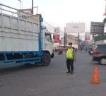 IPTU Rusandi Pimpin Pengaturan Lalu Lintas Pagi di Simpang Cikupamas, Wujudkan Kamseltibcar Lantas