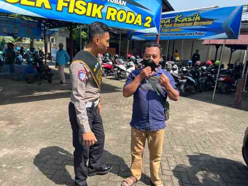 Suasana Tak Biasa di Tuban, Program Polantas Tuban Menyapa Jadi Tempat Curhat Soal SIM dan STNK Suasana Tak Biasa di Tuban, Program Polantas Tuban Menyapa Jadi Tempat Curhat Soal SIM dan STNK