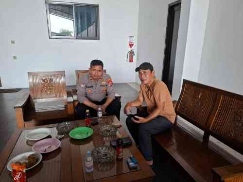 IPTU Mahdi Dampingi Bhabinkamtibmas Sambang Ketua LPM Desa Cikupa, Perkuat Sinergi Kamtibmas dengan Tokoh Masyarakat IPTU Mahdi Dampingi Bhabinkamtibmas Sambang Ketua LPM Desa Cikupa, Perkuat Sinergi Kamtibmas dengan Tokoh Masyarakat