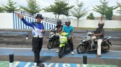 Awalnya Pelan karena Takut Razia, Pengendara Tuban Malah Dapat Solusi SIM dari Polantas Tuban Awalnya Pelan karena Takut Razia, Pengendara Tuban Malah Dapat Solusi SIM dari Polantas Tuban