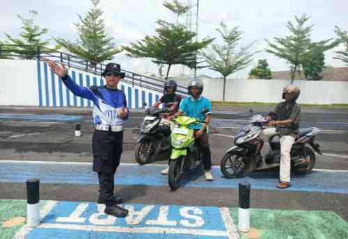 Awalnya Pelan karena Takut Razia, Pengendara Tuban Malah Dapat Solusi SIM dari Polantas Tuban