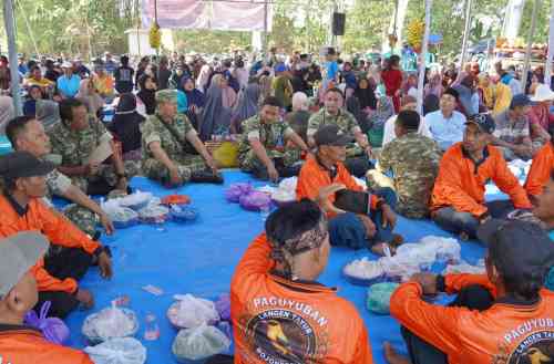 Dukung Ketahanan Pangan, Dandim Bojonegoro Hadiri Wiwit Massal dan Panen Raya Padi