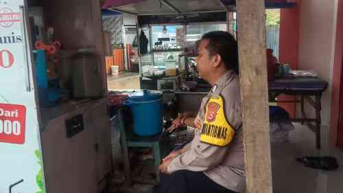 Bripka Reza Fajar Perkuat Kemitraan Lewat Warung Bhabinkamtibmas di Desa Bojong Bripka Reza Fajar Perkuat Kemitraan Lewat Warung Bhabinkamtibmas di Desa Bojong