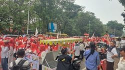 Bawa Spanduk dan Bendera Merah Putih, Massa di Monas Serukan Keberlanjutan MBG