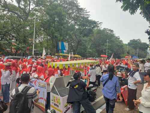 Bawa Spanduk dan Bendera Merah Putih, Massa di Monas Serukan Keberlanjutan MBG Bawa Spanduk dan Bendera Merah Putih, Massa di Monas Serukan Keberlanjutan MBG