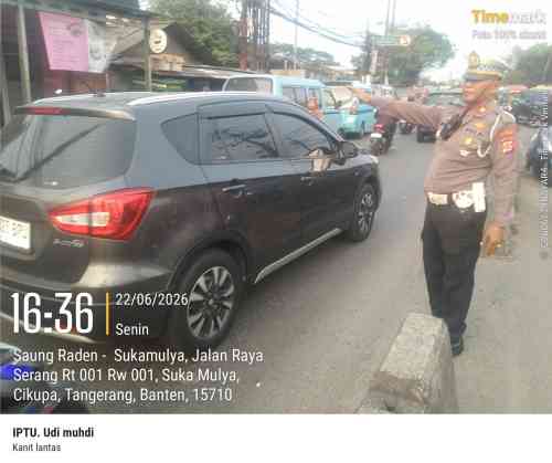 IPTU Udi Muhdi Pimpin Pengaturan Lalu Lintas Sore, Arus Kendaraan di Cikupa Tetap Lancar IPTU Udi Muhdi Pimpin Pengaturan Lalu Lintas Sore, Arus Kendaraan di Cikupa Tetap Lancar
