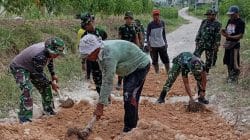 Babinsa Bubulan Bojonegoro dan Warga Kompak Perbaiki Jalan Dusun Maor