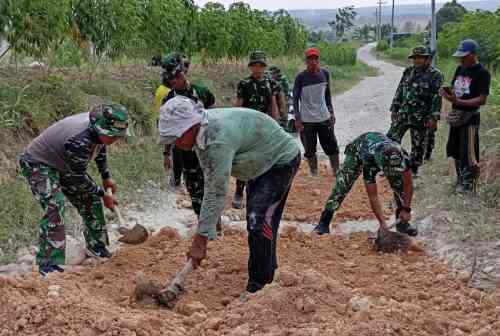 Babinsa Bubulan Bojonegoro dan Warga Kompak Perbaiki Jalan Dusun Maor