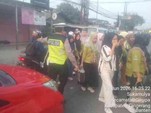 Aiptu Sapudin Hadir Atur Lalu Lintas Sore, Arus Kendaraan di Pertigaan Columbus Cikupa Tetap Lancar