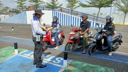 Awalnya Mau Menghindar, Warga Tuban Malah Mendekat ke Polantas Tuban Urus SIM dan STNK