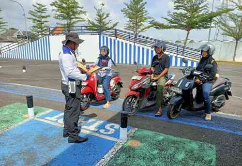 Awalnya Mau Menghindar, Warga Tuban Malah Mendekat ke Polantas Tuban Urus SIM dan STNK Awalnya Mau Menghindar, Warga Tuban Malah Mendekat ke Polantas Tuban Urus SIM dan STNK