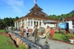 Jum’at Berkah Penuh Pahala, Personil Kodim 1505/Tidore Bersama Warga Bersihkan Puing Atap Masjid