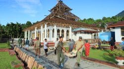 Jum’at Berkah Penuh Pahala, Personil Kodim 1505/Tidore Bersama Warga Bersihkan Puing Atap Masjid