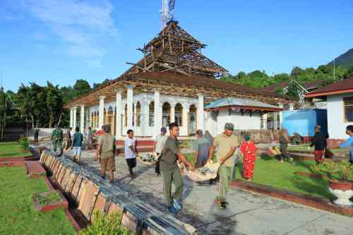 Jum’at Berkah Penuh Pahala, Personil Kodim 1505/Tidore Bersama Warga Bersihkan Puing Atap Masjid Jum’at Berkah Penuh Pahala, Personil Kodim 1505/Tidore Bersama Warga Bersihkan Puing Atap Masjid