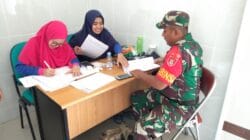 Dalam kegiatan komsos bersama petugas kesehatan Puskesmas, Babinsa juga melakukan pemeriksaan kesehatan Dalam kegiatan komsos bersama petugas kesehatan Puskesmas, Babinsa juga melakukan pemeriksaan kesehatan
