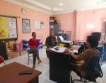 Babinsa Aktif Lakukan Komsos Dengan Staf Desa Demi Terciptanya Kamtibmas