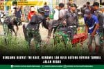 Bersama Rakyat TNI Kuat, Koramil Loa Kulu Gotong Royong Tambal Jalan Rusak