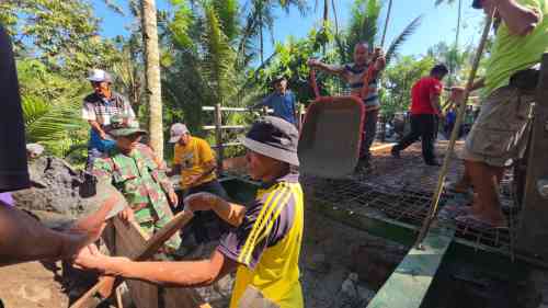 Percepat Pembangunan Infrastruktur, Sertu Hary Bersama Warga Gelar Pengecoran Jembatan Aramco Percepat Pembangunan Infrastruktur, Sertu Hary Bersama Warga Gelar Pengecoran Jembatan Aramco