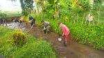 Bersatu dengan Alam, Serda Dwi Aprianto Bersama Warga Slorok Bersihkan Aliran Irigasi Sawah