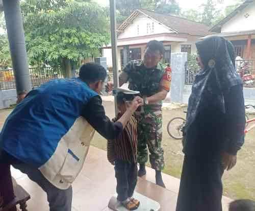 Cegah Stunting Sejak Dini, Babinsa Sertu Yhoni Dampingi Kegiatan Posyandu Di Dusun Gangsri Cegah Stunting Sejak Dini, Babinsa Sertu Yhoni Dampingi Kegiatan Posyandu Di Dusun Gangsri