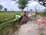 Lancar Akses Pertanian, Kopka Budi Bersama Warga Bersihkan Area Jalan Persawahan Tambakan