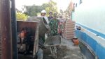 Wujudkan Kemanunggalan TNI-Rakyat, Serka Anton Bersama Warga Gotong Royong Cor Jembatan Garuda
