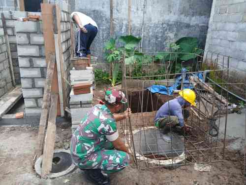 Wujudkan Lingkungan Sehat, Serda Eko Prayitno Bersama Warga Bangun MCK Untuk Keluarga Bapak Saiful Wujudkan Lingkungan Sehat, Serda Eko Prayitno Bersama Warga Bangun MCK Untuk Keluarga Bapak Saiful