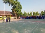 Tumbuhkan Disiplin Dan Jiwa Korsa Sejak Dini, Babinsa Plosokerep Latih PBB Siswa Baru SMPN 8 Blitar