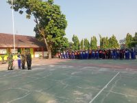 Tumbuhkan Disiplin Dan Jiwa Korsa Sejak Dini, Babinsa Plosokerep Latih PBB Siswa Baru SMPN 8 Blitar
