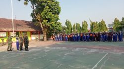 Tumbuhkan Disiplin Dan Jiwa Korsa Sejak Dini, Babinsa Plosokerep Latih PBB Siswa Baru SMPN 8 Blitar Tumbuhkan Disiplin Dan Jiwa Korsa Sejak Dini, Babinsa Plosokerep Latih PBB Siswa Baru SMPN 8 Blitar