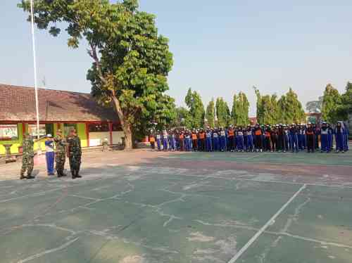 Tumbuhkan Disiplin Dan Jiwa Korsa Sejak Dini, Babinsa Plosokerep Latih PBB Siswa Baru SMPN 8 Blitar