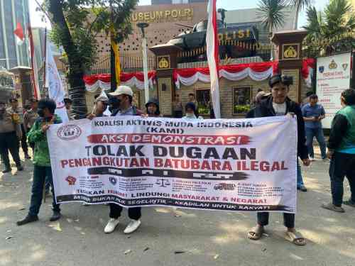 Massa Aksi Soroti Dugaan Batu Bara Ilegal, Polisi Kawal Ketat Aksi di Trunojoyo Massa Aksi Soroti Dugaan Batu Bara Ilegal, Polisi Kawal Ketat Aksi di Trunojoyo