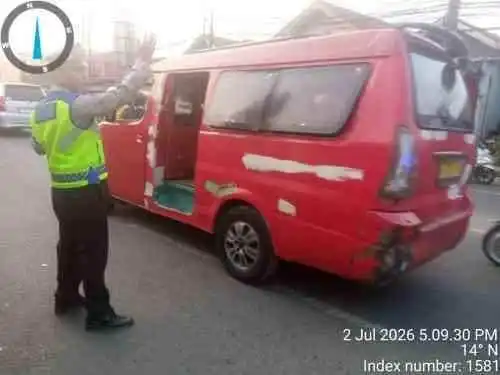 Aiptu Asep Kusheri Atur Arus Lalu Lintas Pagi, Wujudkan Kelancaran Aktivitas Warga di Cikupa