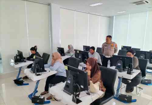 Polantas Tuban Ubah Persepsi Warga, Dikira Razia Ternyata Bantu Urusan SIM, STNK, dan BPKB Polantas Tuban Ubah Persepsi Warga, Dikira Razia Ternyata Bantu Urusan SIM, STNK, dan BPKB