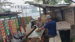 Bhabinkamtibmas Desa Sukadamai Sambangi Warung Warga, Perkuat Kedekatan dan Sampaikan Pesan Kamtibmas