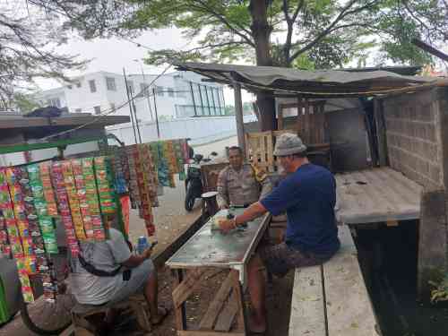 Bhabinkamtibmas Desa Sukadamai Sambangi Warung Warga, Perkuat Kedekatan dan Sampaikan Pesan Kamtibmas