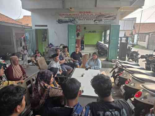 Bhabinkamtibmas Desa Pasir Jaya Sambangi Pos Kamling, Perkuat Sinergi Warga Jaga Keamanan Lingkungan
