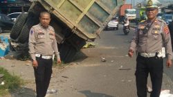 Kanit Lantas Polsek Cikupa Pimpin Evakuasi Truk Tabrak Warung dan Pagar Rumah di Jalan Raya Serang