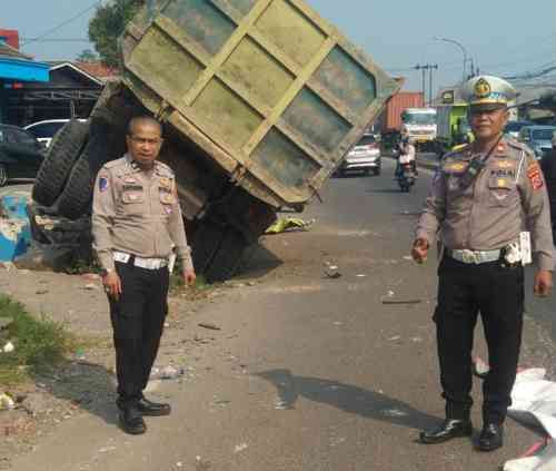 Kanit Lantas Polsek Cikupa Pimpin Evakuasi Truk Tabrak Warung dan Pagar Rumah di Jalan Raya Serang