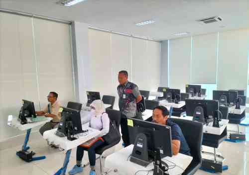 Satu Per Satu Pengendara Berhenti, Polantas Tuban Beri Solusi Langsung untuk SIM dan STNK Satu Per Satu Pengendara Berhenti, Polantas Tuban Beri Solusi Langsung untuk SIM dan STNK