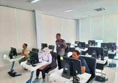 Satu Per Satu Pengendara Berhenti, Polantas Tuban Beri Solusi Langsung untuk SIM dan STNK