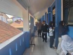 Bhabinkamtibmas Kelurahan Sukamulya Pantau Masa Pengenalan Murid Baru di SMPN 2 Cikupa