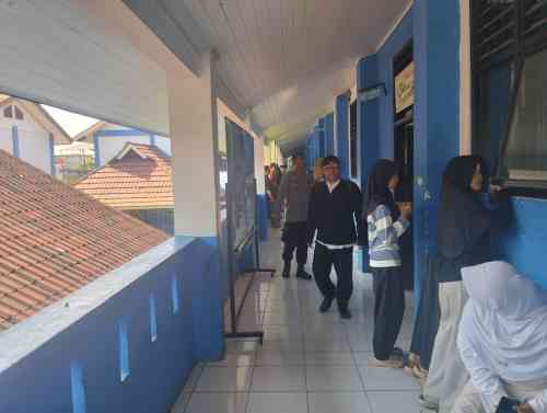 Bhabinkamtibmas Kelurahan Sukamulya Pantau Masa Pengenalan Murid Baru di SMPN 2 Cikupa