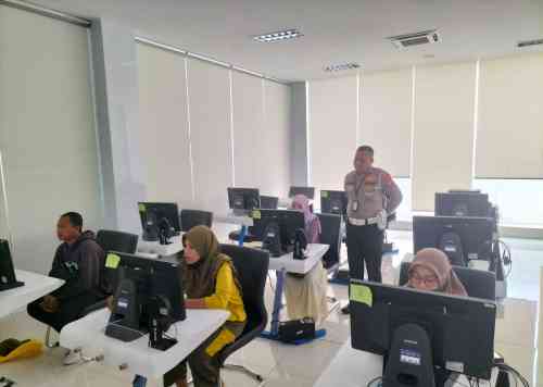 Polantas Tuban Bangun Kepercayaan Warga Lewat Layanan Administrasi Kendaraan di Lapangan