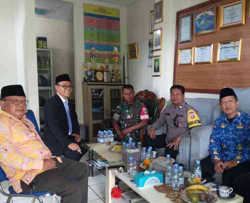 Bhabinkamtibmas Desa Bitung Jaya Sambangi Kepala MIN 4 Tangerang, Perkuat Sinergi Ciptakan Kamtibmas Kondusif Bhabinkamtibmas Desa Bitung Jaya Sambangi Kepala MIN 4 Tangerang, Perkuat Sinergi Ciptakan Kamtibmas Kondusif